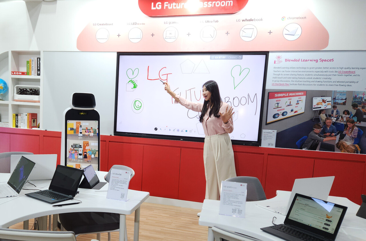AI 노트북 ‘LG 그램’을 비롯해 교육용 IT 기기, 전자칠판, AI 클로이(CLOi) 로봇 등으로 조성된 LG전자 미래교실 공간 / LG전자