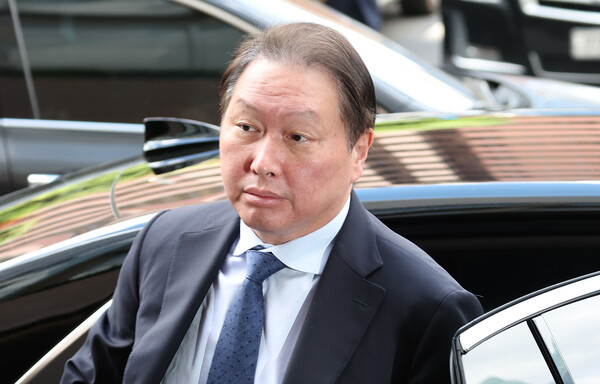 최태원 SK그룹 회장이 28일 오후 서울 중구 한 호텔에서 빈 자이드 알 나하얀 아랍에미리트(UAE) 대통령과의 간담회를 위해 참석하는 모습 / 뉴스1