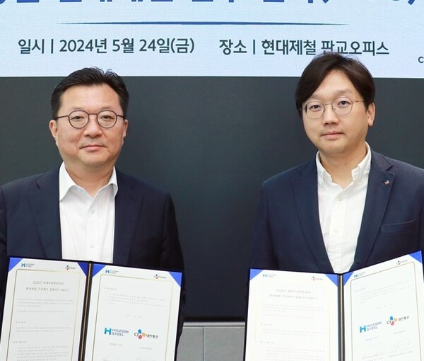 이종훈 CJ대한통운 경영지원실장(오른쪽)과 이성수 현대제철 봉형강사업본부장이 5월 24일 경기 성남시 현대제철 판교캠퍼스에서 열린 CJ대한통운-현대제철 미들마일 물류 업무협약식에 참석해 기념 촬영하고 있다. / CJ대한통운