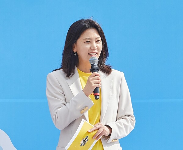 김기원 한국맥도날드 대표가 지난 26일 서울 월드컵공원 평화광장에서 열린 ‘2024 패밀리 워킹 페스티벌’의 시작을 알리는 환영사를 하고 있다. / 한국맥도날드