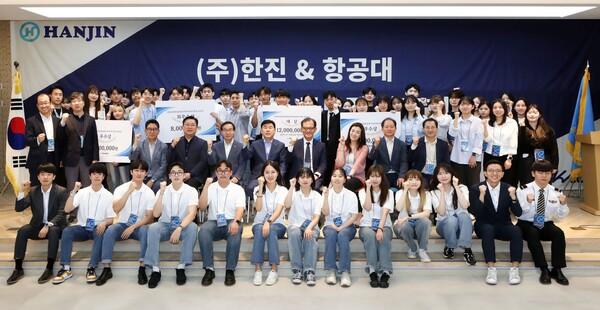한진 노삼석 사장(두 번째 줄 착석자 왼쪽에서 네 번째)과 조현민 사장(두 번째 줄 착석자 오른쪽에서 세 번째) 등 한진 주요 관계자와 ‘한진&한국항공대 아이디어 허브 공모전’ 최종 발표회에 진출한 한국항공대학교 학생들이 5월 30일 한국항공대 항공우주센터 2층 비전홀에서 기념 촬영하고 있다. / 한진