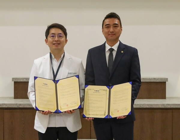 김창훈 천안시 재택의료센터장과(왼쪽), 김경곤 보람카네기 영업이사. / 보람그룹