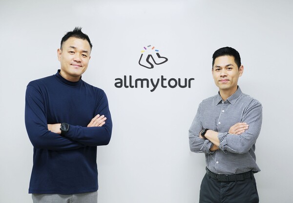 올마이투어 석영규 대표(왼쪽)와 정현일 대표가 사진을 촬영하고 있다. / 올마이투어