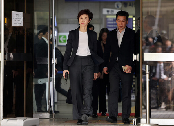 노소영 아트센터 나비 관장이 4월 16일 오후 서울 서초구 고등법원에서 열린 최태원 SK그룹 회장과의 이혼 관련 항소심 변론을 마친 뒤 법원을 나서고 있다. / 뉴스1