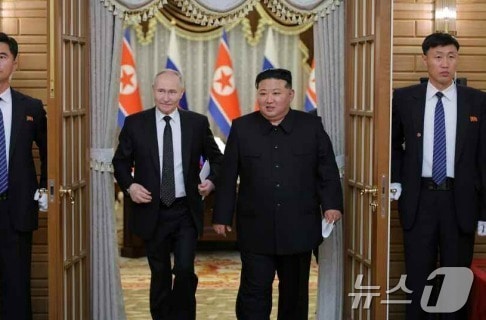 (평양 노동신문=뉴스1) = 김정은 북한 노동당 총비서와 블라디미르 푸틴 러시아 대통령이 지난 19일 정상회담을 개최했다.[국내에서만 사용가능. 재배포 금지. DB 금지. For Use Only in the Republic of Korea. Redistribution Prohibited] rodongphoto@news1.kr