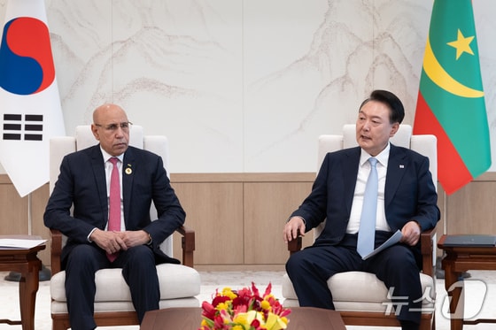 윤석열 대통령이 5일 용산 대통령실 청사에서 열린 한-모리타니아 정상회담에서 모하메드 울드 셰이크 엘 가즈아니 모리타니아 이슬람 공화국 대통령과 환담을 나누고 있다. (대통령실 제공) 2024.6.5/뉴스1 © News1 송원영 기자