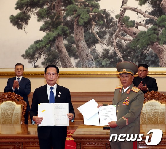 문재인 대통령과 김정은 북한 국무위원장이 참석한 가운데 지난 2018년 8월 평양 백화원 영빈관에서 군사합의문서명식이 열리고 있다. 송영무 국방부 장관과 노광철 북한 인민무력상이 군사 분야 합의문 서명식울 마치고 기념촬영하고 있다. © News1 평양사진공동취재단