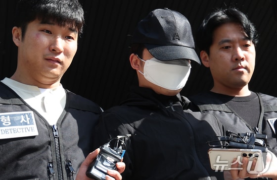 ‘교제 살인’ 의대생 최모(25)씨가 14일 오전 서울 서초구 서초경찰서에서 검찰로 구속송치되고 있다. 최씨는 지난 6일 오후 서초구 강남역 근처 건물 옥상에서 동갑내기 여자친구에게 흉기를 휘둘러 살해한 혐의를 받고 있다. 2024.5.14/뉴스1 © News1 김명섭 기자