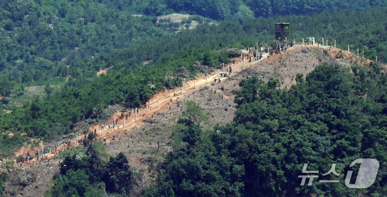 정부가 9·19 군사합의 전부 효력정지를 결정한 4일 경기도 파주시 탄현면 오두산 통일전망대에서 바라본 황해북도 개풍군 북한 초소 주변에서 북한 군인들이 진지 공사를 하고 있다. 2024.6.4/뉴스1 © News1 박정호 기자