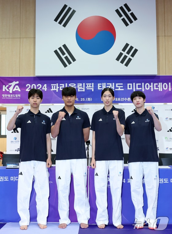 태권도 국가대표팀 박태준, 서건우, 김유진, 이다빈 선수가 25일 오후 충북 진천군 광혜원면 선수촌로 진천국가대표선수촌 태권도장에서 열린 2024 파리하계올림픽 태권도 국가대표팀 미디어데이에서 각오를 다지며 파이팅을 외치고 있다. 2024.6.25/뉴스1 © News1 박정호 기자