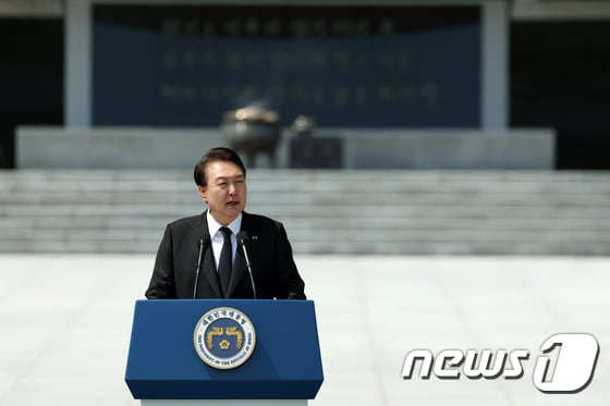 윤석열 대통령이 6일 오전 서울 동작구 국립서울현충원에서 열린 제68회 현충일 추념식에 참석해 추념사를 하고 있다. (대통령실 제공) 2023.6.6/뉴스1 © News1 안은나 기자