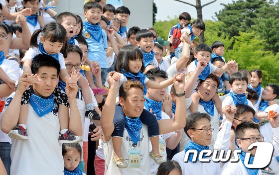 19일 오후 서울 용산구 백범김구기념관에서 열린 육아 마스터 꿈꾸는 '100인의 아빠단' 발대식에서 100명의 초보 아빠들이 자녀들과 함께 기념촬영을 하며 화이팅을 외치고 있다. 2016.6.19/뉴스1 © News1 박세연 기자