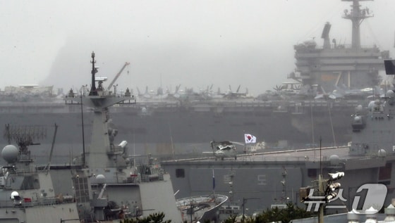 22일 오전 부산 남구 해군작전사령부 부산작전기지에 정박 중인 대한민국 해군 독도함 뒤로 미국 핵추진 항공모함 시어도어 루스벨트함(CVN-71·10만톤급)이 보이고 있다. 2024.6.22/뉴스1 © News1 윤일지 기자