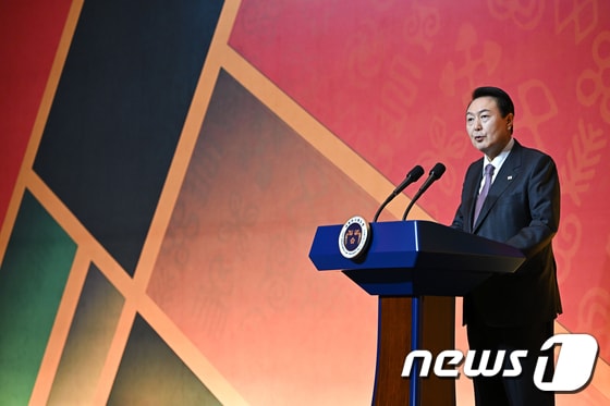 윤석열 대통령이 23일 오후 서울 여의도 콘래드 호텔에서 열린 아프리카 대사단 초청 만찬에서 환영사를 하고 있다. (대통령실 제공) 2022.11.23/뉴스1 © News1 오대일 기자