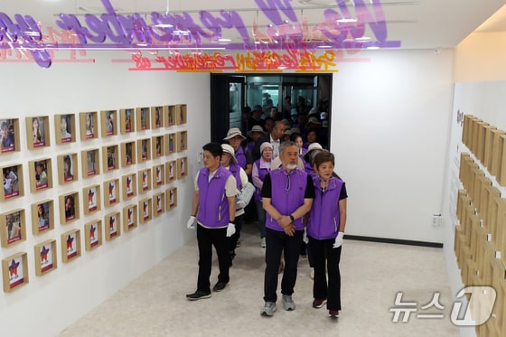 16일 오후 서울 중구 을지로 1가 부림빌딩에 마련된 10·29 이태원 참사 기억·소통공간 '별들의 집'에서 유가족이 영정을 보며 슬퍼하고 있다. 이날 분향소는 서울광장에서 을지로 1가 부림빌딩 1층 실내로 이전했다. (공동취재) 2024.6.16/뉴스1 © News1 김진환 기자