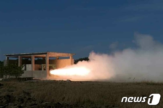 (평양 노동신문=뉴스1) = 북한 중거리탄도미사일용 대출력 고체연료 발동기(엔진)의 첫 지상분출시험. [국내에서만 사용가능. 재배포 금지. DB 금지. For Use Only in the Republic of Korea. Redistribution Prohibited] rodongphoto@news1.kr