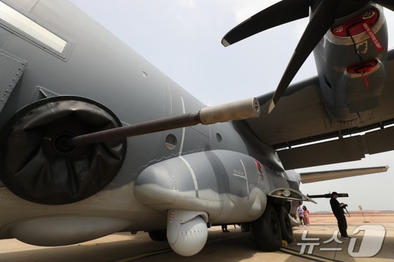 24일 오전 경기 평택시 주한미군 오산공군기지에서 열린 'AC-130J 고스트라이더 미디어데이'에서 AC-130J가 공개되고 있다. 2024.6.24/뉴스1 © News1 김영운 기자