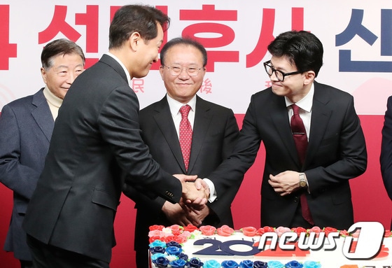 한동훈 국민의힘 비상대책위원장(오른쪽)과 오세훈 서울시장이 1일 오전 서울 여의도 국민의힘 중앙당사에서 열린 2024년 신년인사회에서 인사를 나누고 있다. 2024.1.1/뉴스1 © News1 임세영 기자