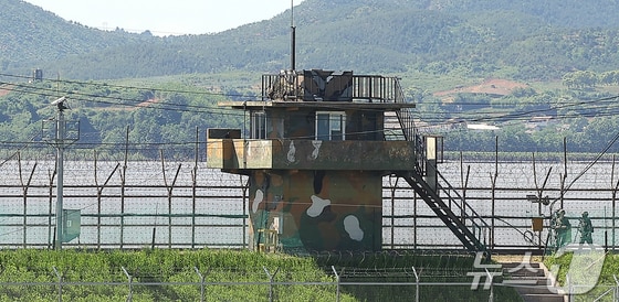 경기도 파주시 접경지역에서 바라본 우리 군 초소와 북한 군 초소. 2024.6.3/뉴스1 © News1 김진환 기자