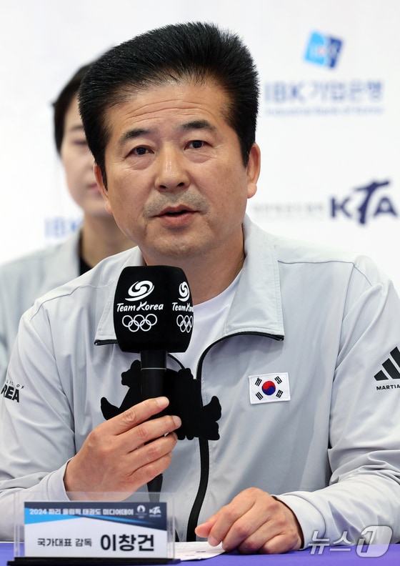이창건 태권도 국가대표팀 감독이 25일 오후 충북 진천군 광혜원면 선수촌로 진천국가대표선수촌 태권도장에서 열린 2024 파리하계올림픽 태권도 국가대표팀 미디어데이에서 인사말을 하고 있다. 2024.6.25/뉴스1 © News1 박정호 기자