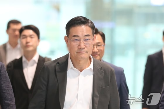 신원식 국방부 장관이 지닌달 30일 싱가포르에서 열리는 아시아안보회의(샹그릴라 대화) 참석을 위해 인천국제공항을 통해 출국하고 있는 모습.2024.5.30/뉴스1 © News1 이승배 기자