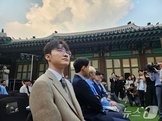 '페이커' 이상혁이 6일 서울 중구 신라호텔 영빈관에서 T1 선수들과 전설의 전당 헌액식 행사에 참여한 모습. 페이커는 1대 전설의 전당 헌액자로 선정됐다. 2024.6.6/뉴스1 © News1 박소은 기자