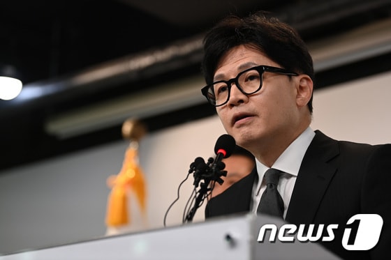 한동훈 국민의힘 비상대책위원장 겸 총괄선거대책위원장이 지난 4월 11일 오전 서울 여의도 중앙당사에서 총선 결과에 따른 위원장직 사퇴 입장을 밝히고 있다. (공동취재) 2024.4.11/뉴스1 © News1 구윤성 기자
