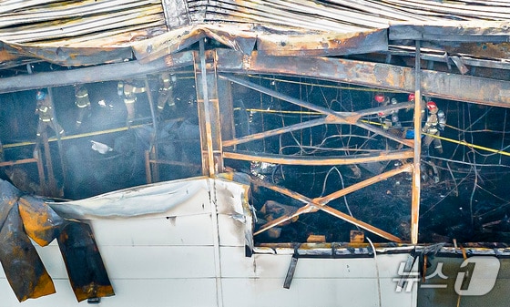 24일 경기 화성시에 위치한 일차전지 제조 공장 아리셀에서 화재가 발생, 소방대원들이 실종자 수색작업을 하고 있다. (공동취재) 2024.6.24/뉴스1 © News1 김영운 기자