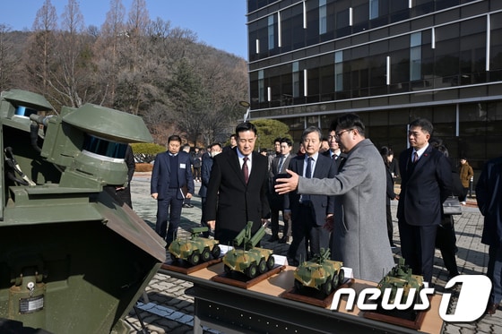 신원식 국방부 장관이 12일 대전 국방과학연구소를 방문, 인공지능(AI) 기반 유무인복합체계 개발현황을 보고 받고 있다. (국방부 제공) 2024.1.12/뉴스1