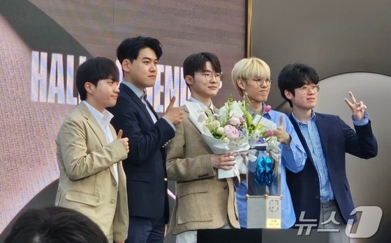 '페이커' 이상혁과 T1 선수들이 전설의 전당 헌액식 행사에서 기념사진을 촬영하는 모습 2024.6.6/뉴스1 © News1 박소은 기자