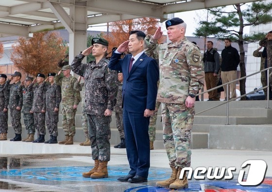 신원식 국방부 장관(가운데)과 폴 러캐머라 한미연합사령관. (국방부 제공) 2023.11.27/뉴스1