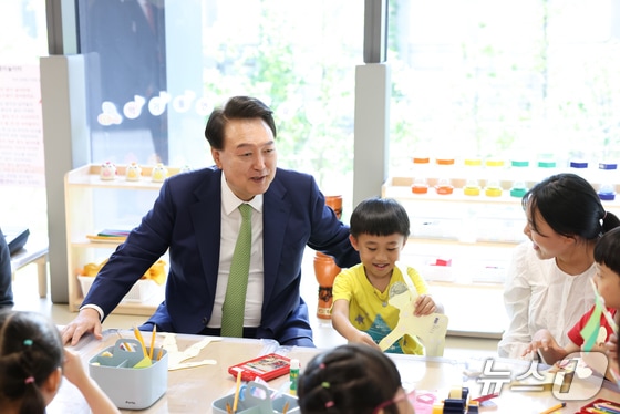 윤석열 대통령이 19일 경기 성남 HD현대 직장어린이집을 방문, 어린이들의 종이인형 만들기 프로그램을 참관하고 있다. (대통령실 제공) 2024.6.19/뉴스1 © News1 송원영 기자