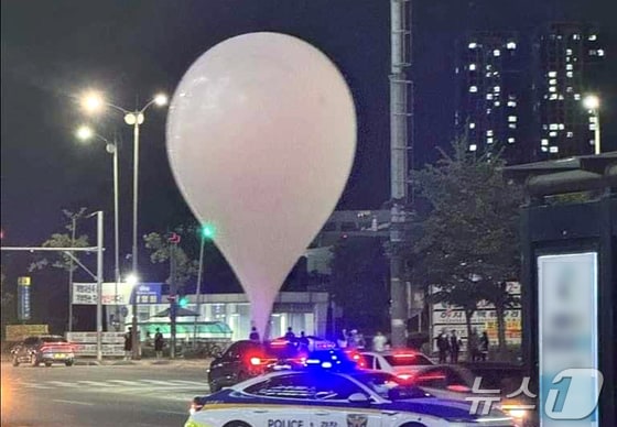 인천 미추홀구 인하대역 인근에 북한이 보낸 대남 전단 살포용 풍선이 떨어져 있다. (독자 제공)2024.6.2/뉴스1