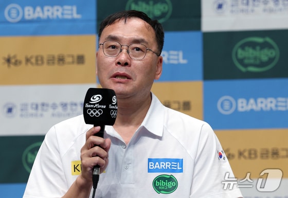 이정훈 수영대표팀 총감독이 18일 오후 충북 진천군 진천국가대표선수촌 챔피언하우스에서 열린 2024 파리하계올림픽 수영 국가대표팀 미디어데이에서 인터뷰를 하고 있다. 2024.6.18/뉴스1 © News1 박정호 기자