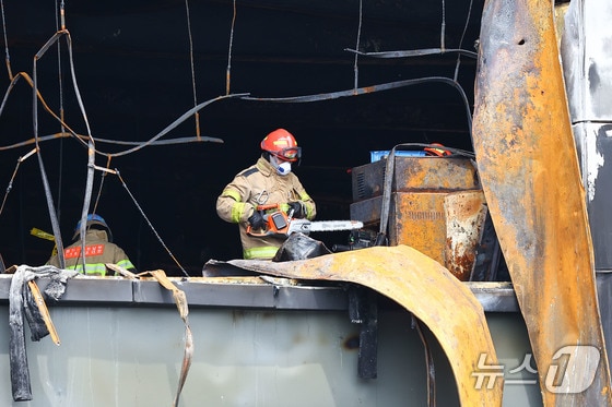 경찰과 소방 당국, 국립과학수사연구원, 고용노동부 등으로 구성된 합동감식단이 25일 경기 화성시 리튬전지 제조 업체 '아리셀' 공장 화재 현장에서 합동 감식을 하고 있다. (공동취재) 2024.6.25/뉴스1 © News1 김영운 기자