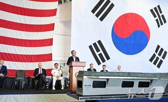 조태열 외교부 장관이 지난 24일 오후 해군 부산작전기지에 입항한 미 제9항모강습단 소속 핵추진 항공모함 '시어도어 루스벨트함'(CVN-71)에서 열린 리셉션에서 축사를 하고 있다.(외교부 제공)