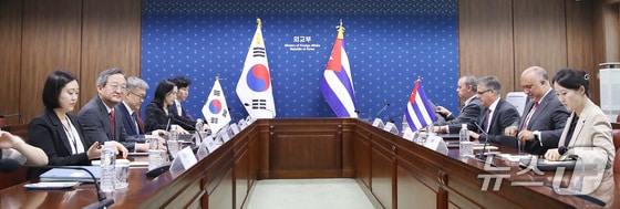 정병원 외교부 차관보가 12일 오전 서울 도렴동 외교부 청사에서 카를로스 미겔 페레이라 에르난데스 쿠바 외교부 양자총국장과 면담을 갖고 있다. 2024.6.12/뉴스1 © News1 임세영 기자