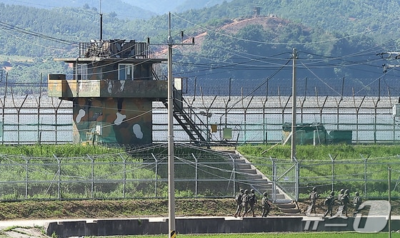 대통령실이 3일 남북 간 상호 신뢰가 회복될 때까지 9·19남북군사합의의 효력을 정지하는 안건을 4일 열리는 국무회의에 상정하기로 했다. 9·19남북군사합의 효력이 정지되면 대북 확성기 방송을 재개할 수 있게 된다. 사진은 이날 경기도 파주시 접경지역에서 바라본 우리 군 초소와 북한 군 초소. 2024.6.3/뉴스1 © News1 김진환 기자