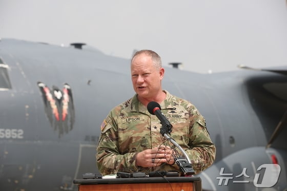 데릭 립슨 주한미 특수전 사령부 사령관이 24일 오전 경기 평택시 주한미군 오산공군기지에서 열린 'AC-130J 고스트라이더 미디어데이'에서 인사말을 하고 있다. 2024.6.24/뉴스1 © News1 김영운 기자