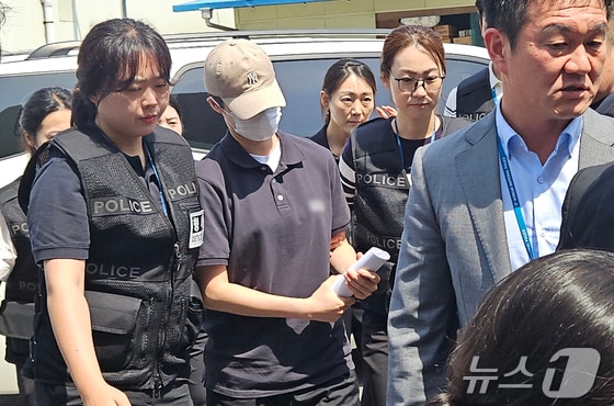 육군 12사단 '훈련병 사망' 사건과 관련해 규정을 어긴 군기훈련(얼차려)을 지시한 혐의를 받는 중대장이 21일 강원 춘천지법에서 열리는 영장실질심사(구속 전 피의자 심문)에 출석하고 있다. 2024.6.21/뉴스1 © News1 이종재 기자