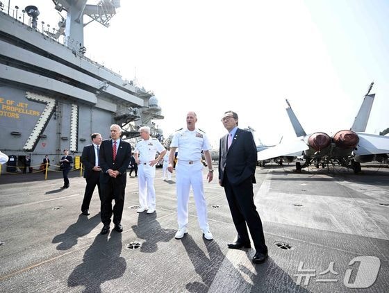 조태열 외교부 장관이 루스벨트함 관계자의 설명을 듣고 있다..(외교부 제공)