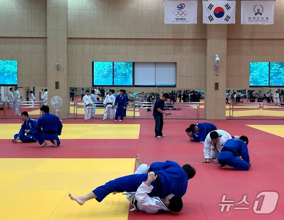 2024 파리하계올림픽에 참가하는 유도 국가대표 선수단이 13일 오전 진천국가대표선수촌 필승관 유도장에서 구슬땀을 흘리며 훈련에 매진하고 있다. 2024.6.13/뉴스1 © News1 문대현 기자