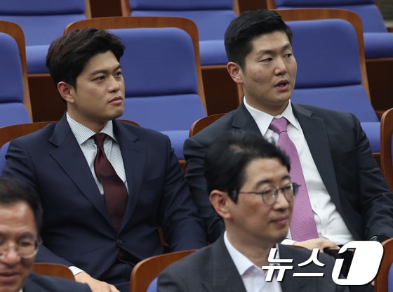 4월 22일 서울 여의도 국회에서 열린 제22대 국회의원 당선자총회에 참석한 김용태(뒷줄 왼쪽부터), 김재섭 당선인.  2024.4.22/뉴스1 © News1 ,송원영 기자