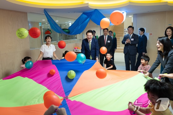 윤석열 대통령이 19일 경기 성남 HD현대 직장어린이집을 방문, 어린이들과 공놀이를 하고 있다. (대통령실 제공) 2024.6.19/뉴스1 © News1 송원영 기자