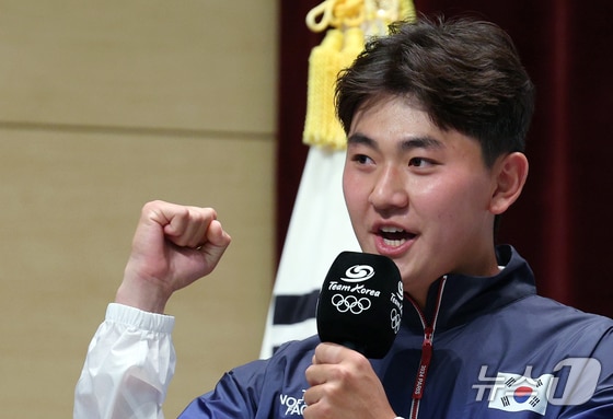 양국 국가대표 김제덕 선수가 26일 오전 충북 진천군 광혜원면 선수촌로 진천국가대표선수촌 챔피언하우스 대강당에서 열린 2024 파리하계올림픽 D-30 미디어데이에서 파이팅을 외치고 있다. 2024.6.26/뉴스1 © News1 박정호 기자