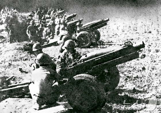 (평양 노동신문=뉴스1) = 북한 노동당 기관지 노동신문은 6·25전쟁(한국전쟁) 74주년을 앞둔 24일 '전쟁 도발 직전에 피신하는 미군가족들'이라며 사진을 싣고 