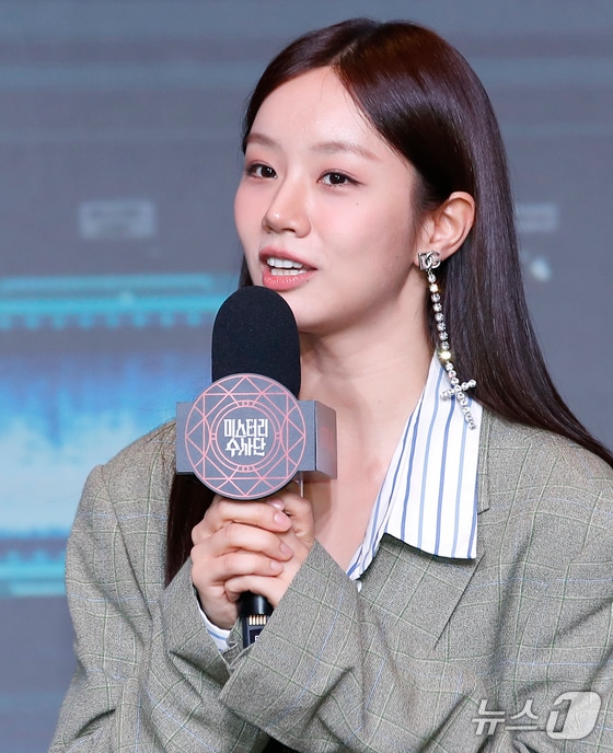 배우 혜리가 18일 서울 마포구 호텔 나루 서울 엠갤러리에서 열린 넷플릭스 오리지널 예능 '미스터리 수사단' 제작발표회에서 류준열·한소희 논란에 대한 질문에 답하고 있다. © News1 권현진 기자
