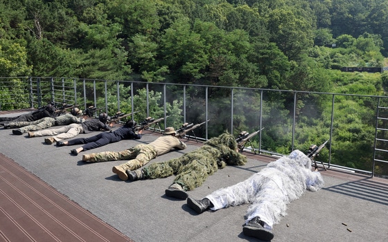 육군 특전사령부 저격중대가 지난 20일 경기도 이천의 훈련장에서 저격 시범을 보이고 있다.(육군 제공)