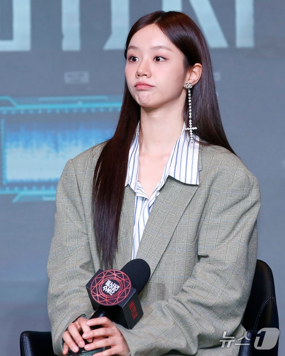 배우 혜리가 18일 서울 마포구 호텔 나루 서울 엠갤러리에서 열린 넷플릭스 오리지널 예능 '미스터리 수사단' 제작발표회에서 류준열·한소희 논란에 대한 질문을 듣고 있다. © News1 권현진 기자
