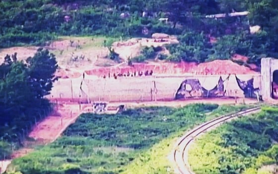 북한군이 전선지역에서 대전차 방벽으로 보이는 구조물을 설치하는 작업을 하고 있다.(합동참모본부 제공)